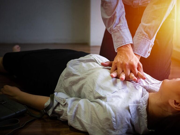 Obligation de proposer une formation de sensibilisation à la lutte contre l’arrêt cardiaque et aux gestes qui sauvent