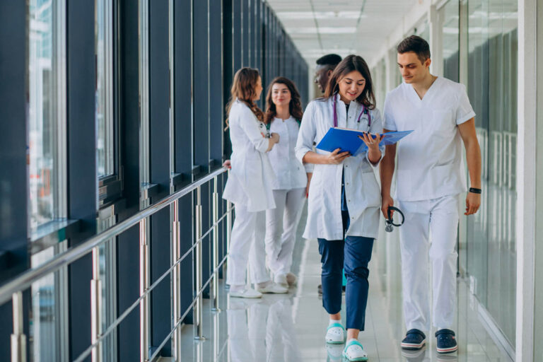 Exco, Mazars, Accenture, et Akilys Avocats référencés par UNIHA pour conseiller financièrement les établissements de santé